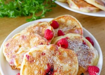 Пишні малинові оладки