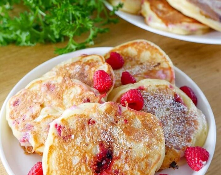 Пишні малинові оладки