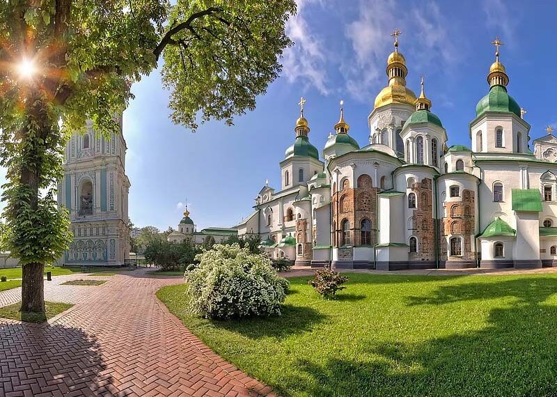 Яку кольорову гаму обирали іконописці минулого, чим і на чому творили?