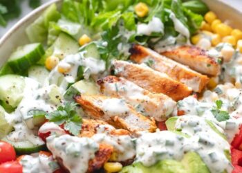 Салат із запеченою курячою грудкою і овочами
