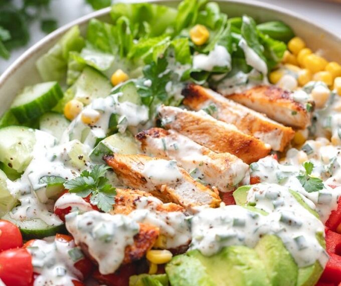 Салат із запеченою курячою грудкою і овочами