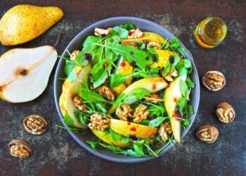 Салат із руколою та грушею