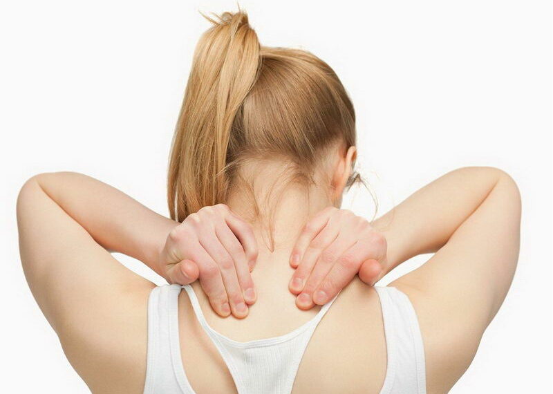 Що робити, щоб позбутися болю в шиї та між лопатками