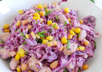 Салат із червоної капусти та курки