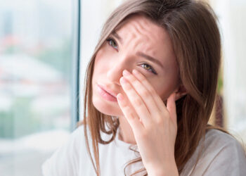 Чому «закисають» очі і що з цим робити?