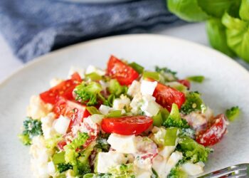 Салат з броколі та сиром фета