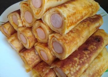 Сніданок нашвидкуруч із сосисок і сиру