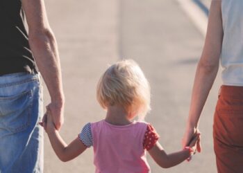 Як усиновити евакуйовану за кордон дитину