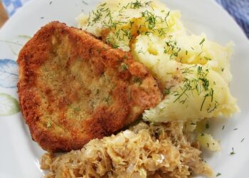 Тушкована квашена капуста з яблуками та медом