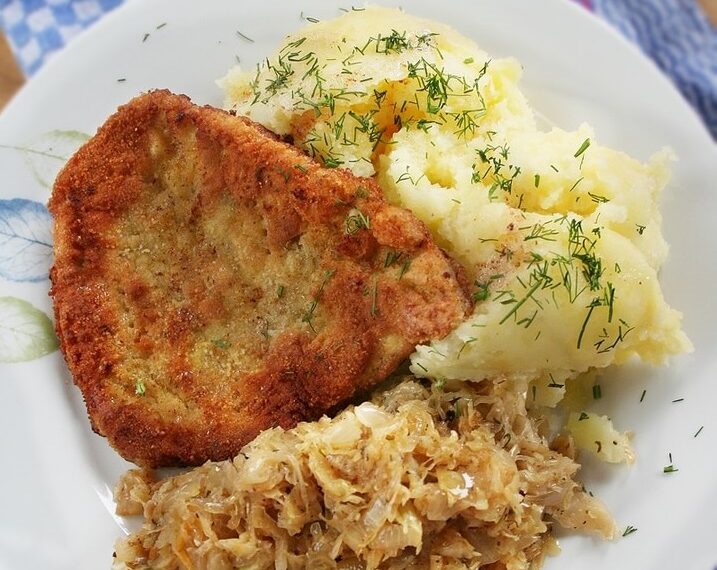 Тушкована квашена капуста з яблуками та медом