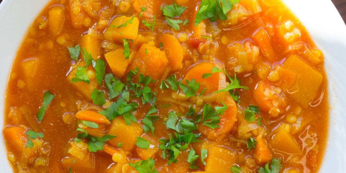 Гарбузовий суп з копченими реберцями та сочевицею