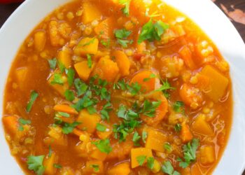 Гарбузовий суп з копченими реберцями та сочевицею