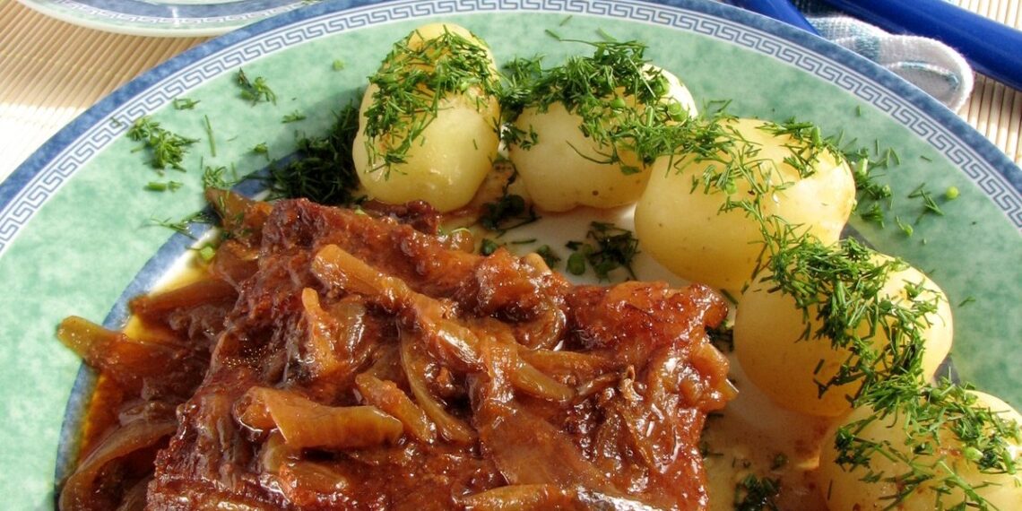 Реберця, запечені в цибулевому соусі