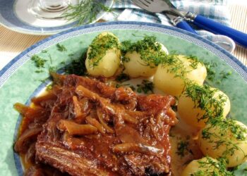 Реберця, запечені в цибулевому соусі