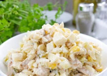 Салат «Пан гурман» — із куркою, ананасом і авокадо