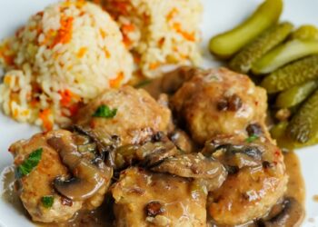 Фрикадельки під вершково-грибним соусом