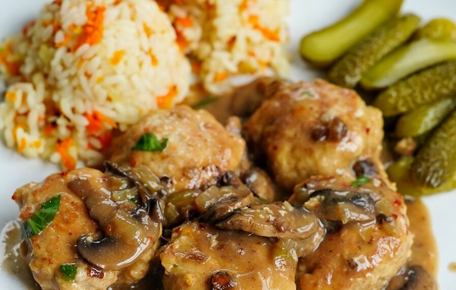 Фрикадельки під вершково-грибним соусом