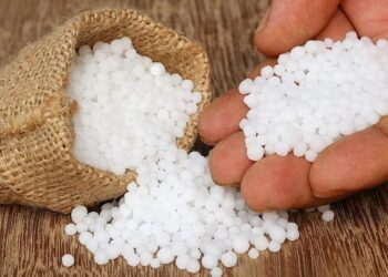 Карбамід: не лише добриво, а й захисник