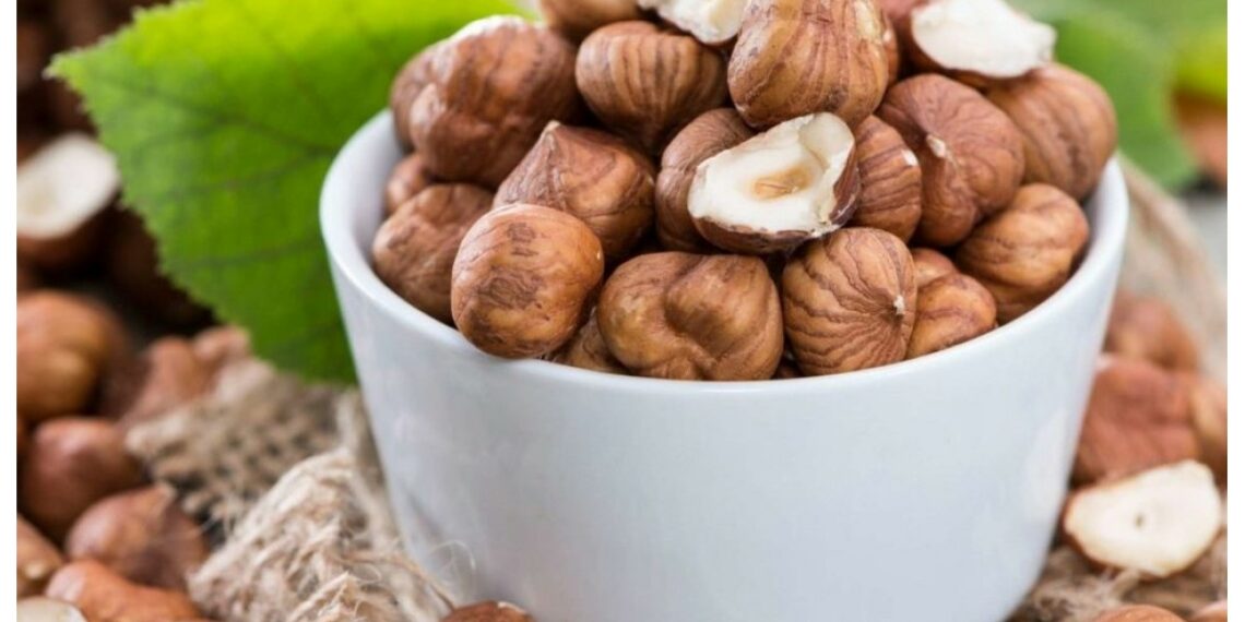 Як «роздягнути» фундук чи арахіс?