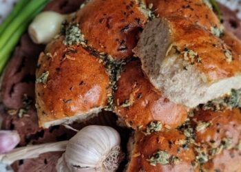 Пампушки до борщу на медовому тісті