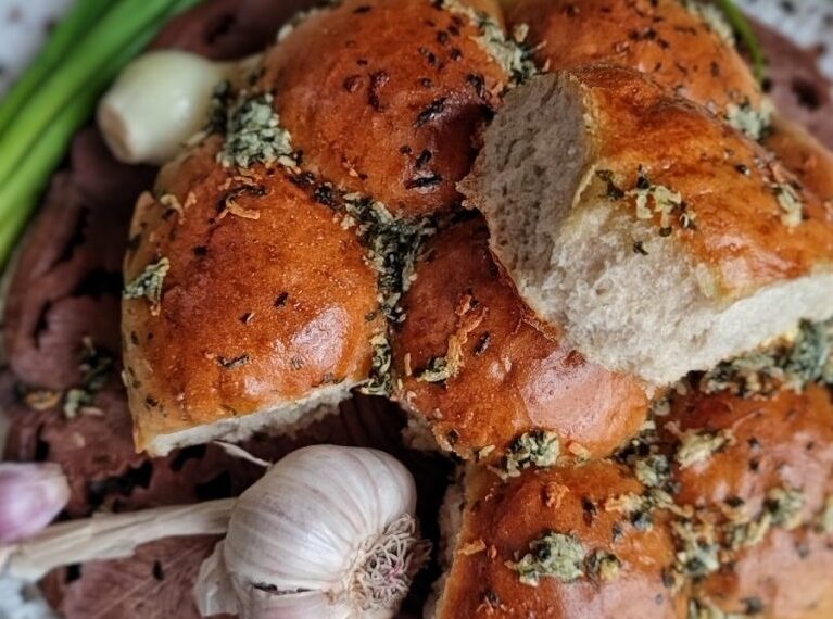 Пампушки до борщу на медовому тісті