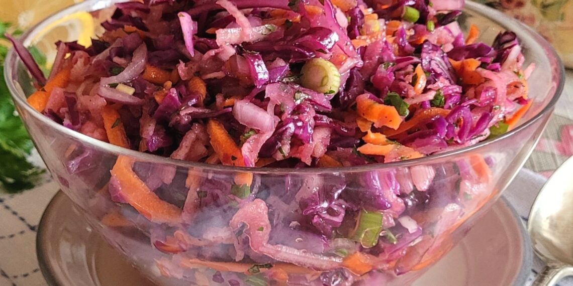 Салат із червоної капусти з майонезним соусом