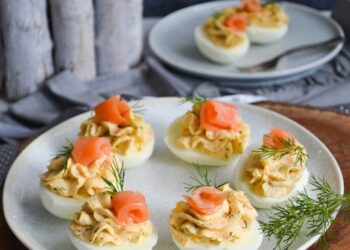 Фаршировані яйця з лососем