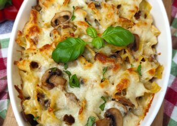 Макарони, запечені з грибами у сметанно-часниковому соусі