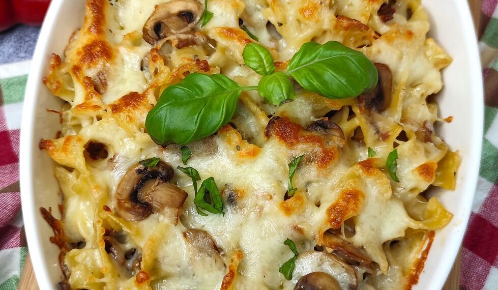 Макарони, запечені з грибами у сметанно-часниковому соусі