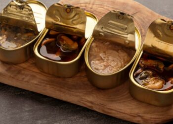 Консерви про запас: чим шкідливі прострочені