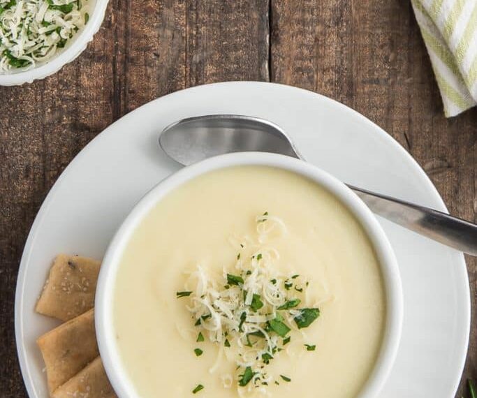 Картопляний крем-суп із домашніми крекерами