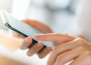 Дієві поради від Мінцифри, як залишатися на зв’язку та з інтернетом під час знеструмлень