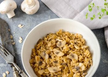 Вівсяна каша з грибами та копченим сиром