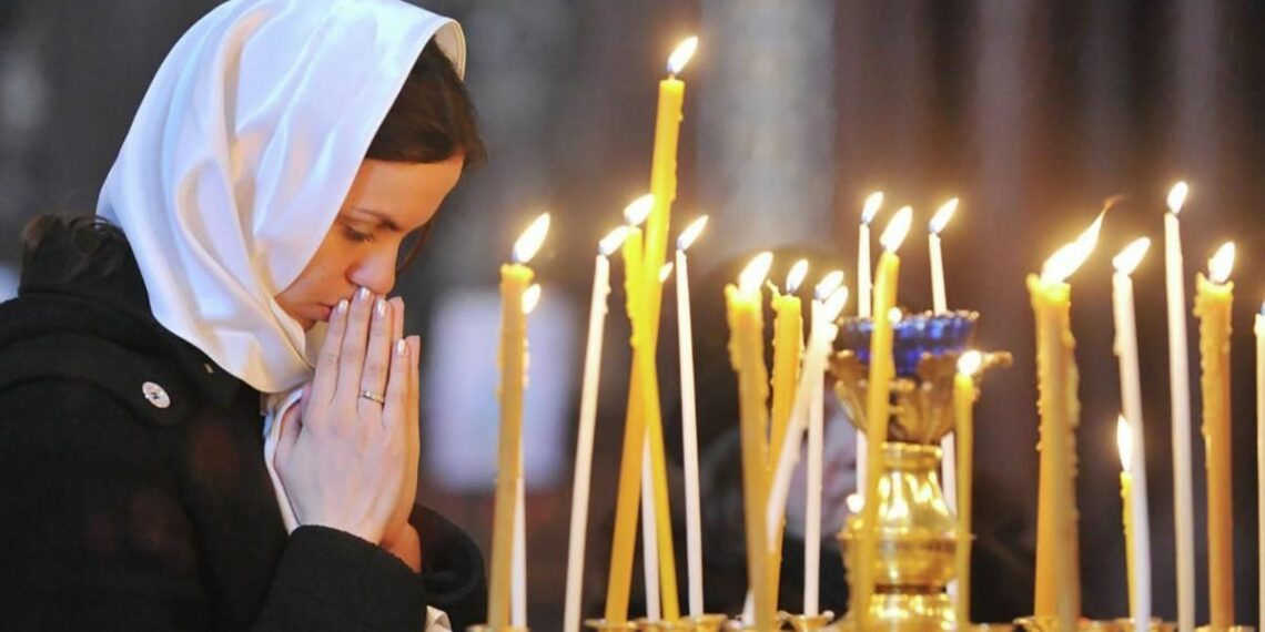 Чи можна жінкам у брюках до храму заходити?