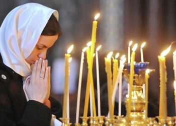 Чи можна жінкам у брюках до храму заходити?