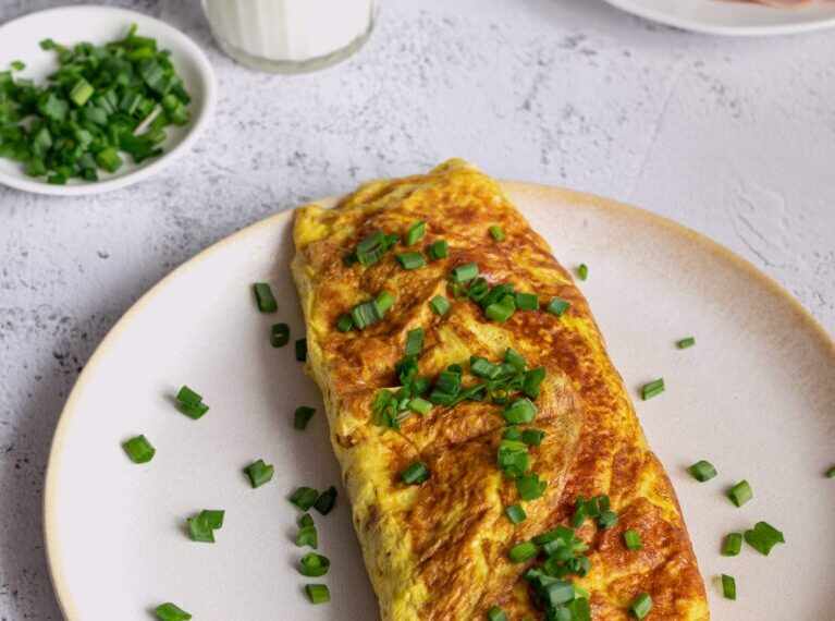 Омлет із начинкою з кисломолочного сиру