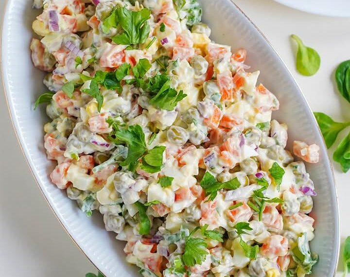 Салат з курячого філе та солоних огірків