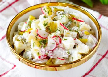 Салат «Дачний» із двох основних інгредієнтів — картоплі та редиски