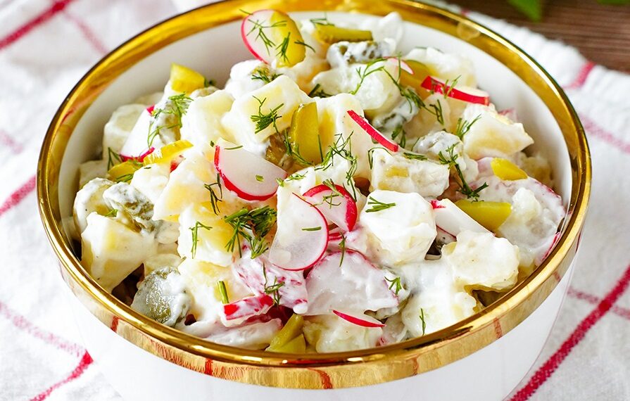 Салат «Дачний» із двох основних інгредієнтів — картоплі та редиски