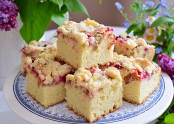 Домашній пиріг із ревенем