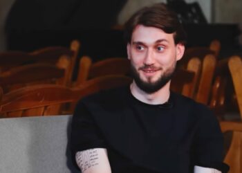 “Ми не будемо цим займатися”: зірка хору “Гомін” висміяв пісні Дорофєєвої