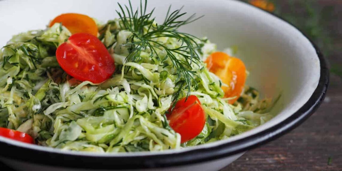 Салат до грилю з молодою капустою, помідорами та плавленим сиром
