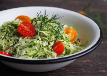 Салат до грилю з молодою капустою, помідорами та плавленим сиром