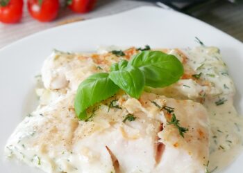 Хек у сметанному соусі