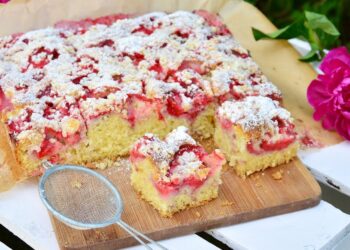 Насипний полуничний пиріг