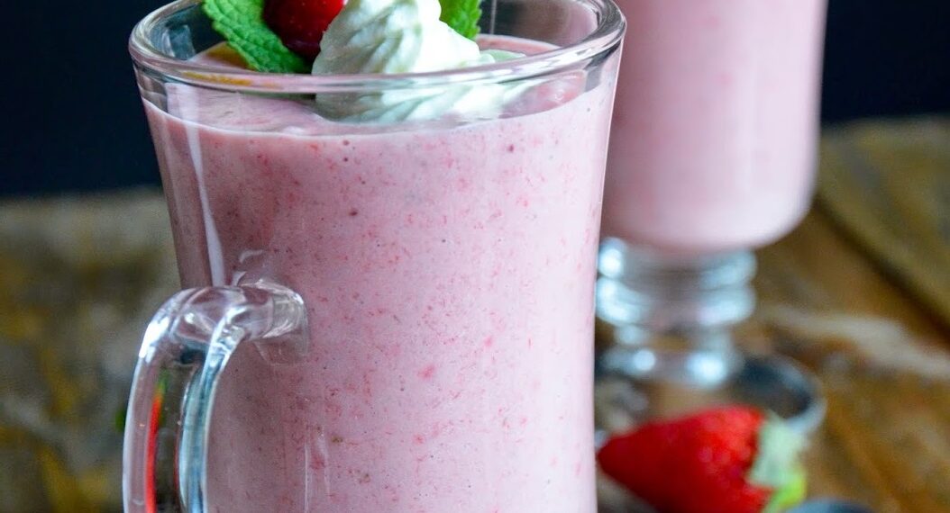 Полуничний молочний коктейль з бананом і морозивом