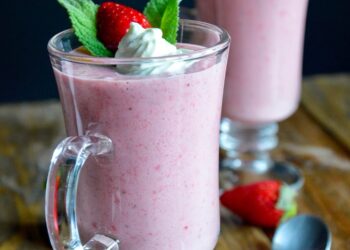 Полуничний молочний коктейль з бананом і морозивом