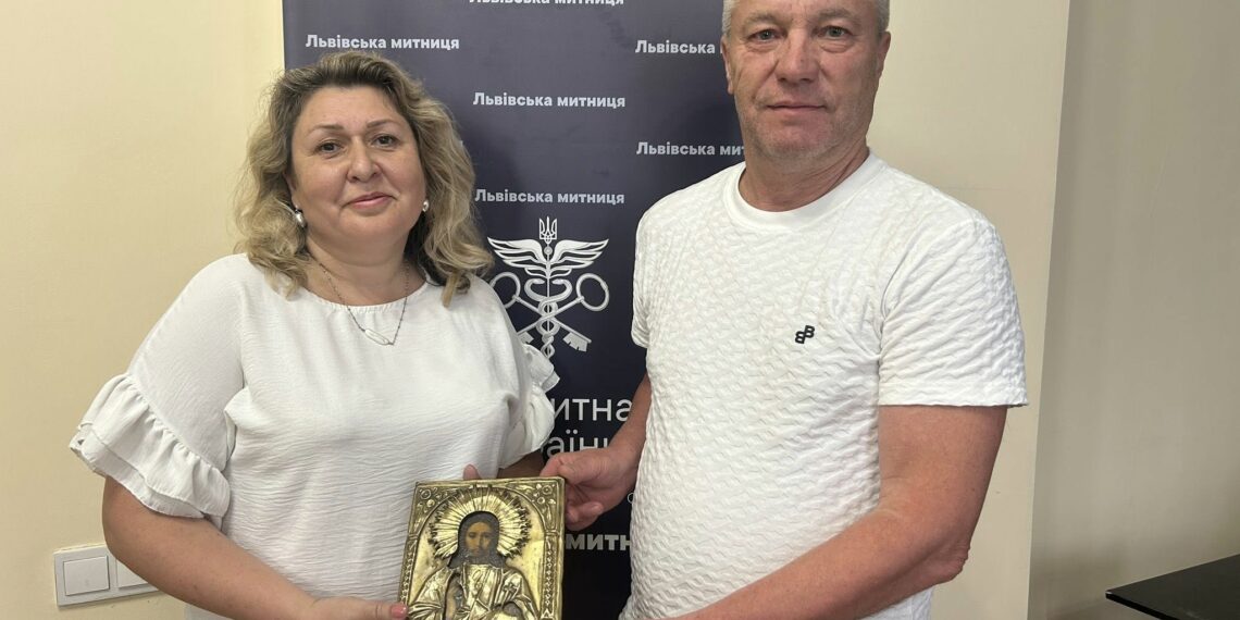 Львівська митниця передала музею врятовану від контрабанди цінну ікону