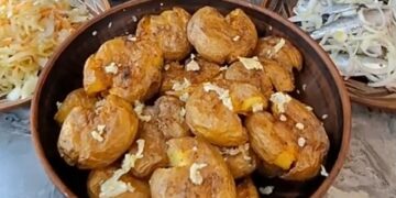 Побита запечена картопля в мундирі