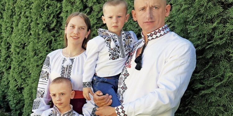 Матвій, Людмила та Володимир Бруси: “Будуть дрони – буде Паска”